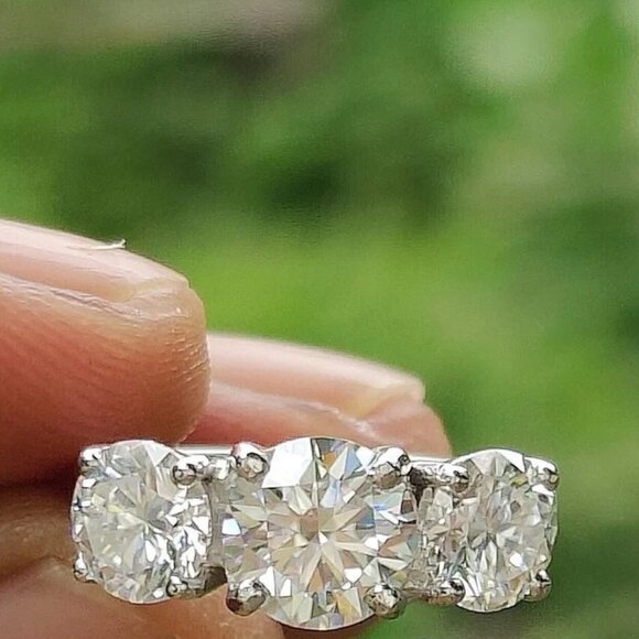 Ring 3.27 Ct Colorless Round 925+ simulated stone. 3-Stone Ring Size 6 - Picture 2 of 9